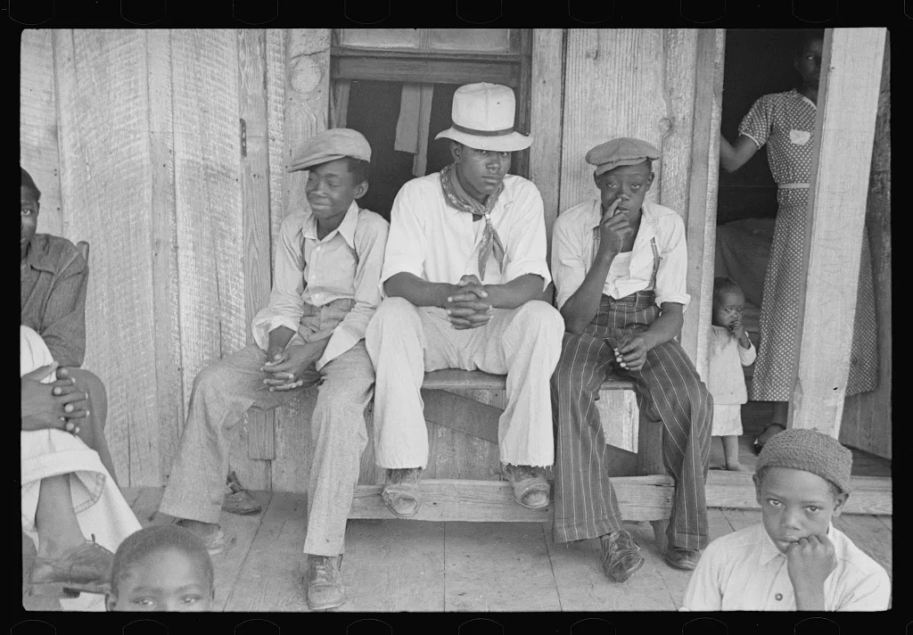 Sharecroppers' children on Sunday, near Little Rock, Arkansas, 1935