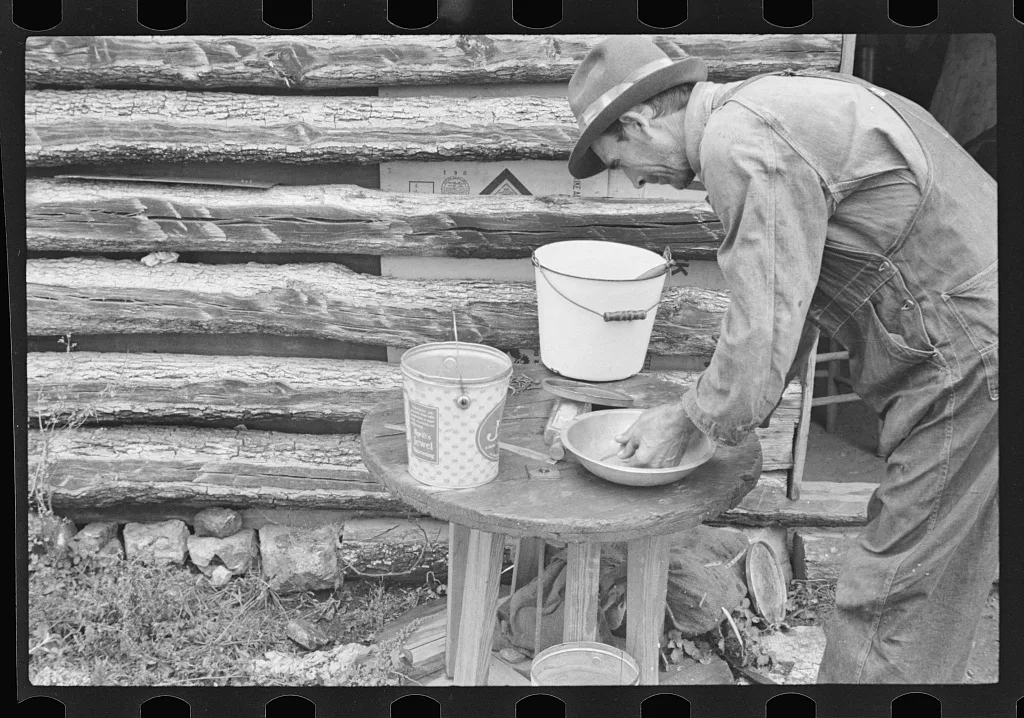 Washing facilities in the Ozarks, Arkansas, 1935