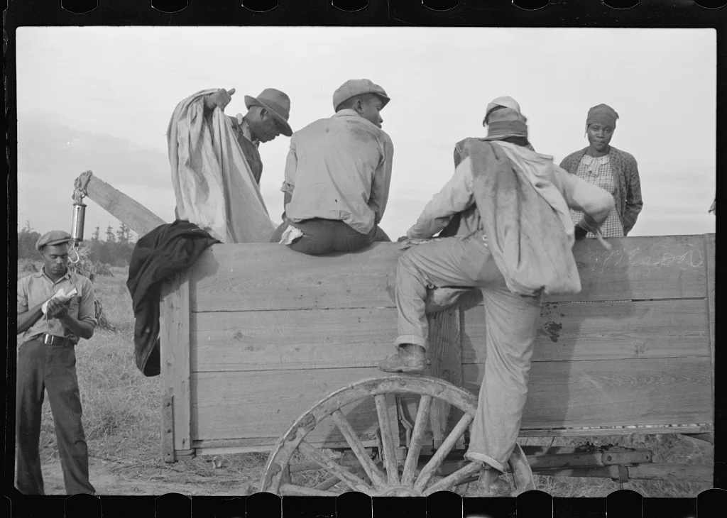 Cotton pickers at close of day, Pulaski County, Arkansas, 1935