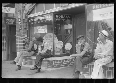 Men loafing, Crossville, Tennessee, 1937