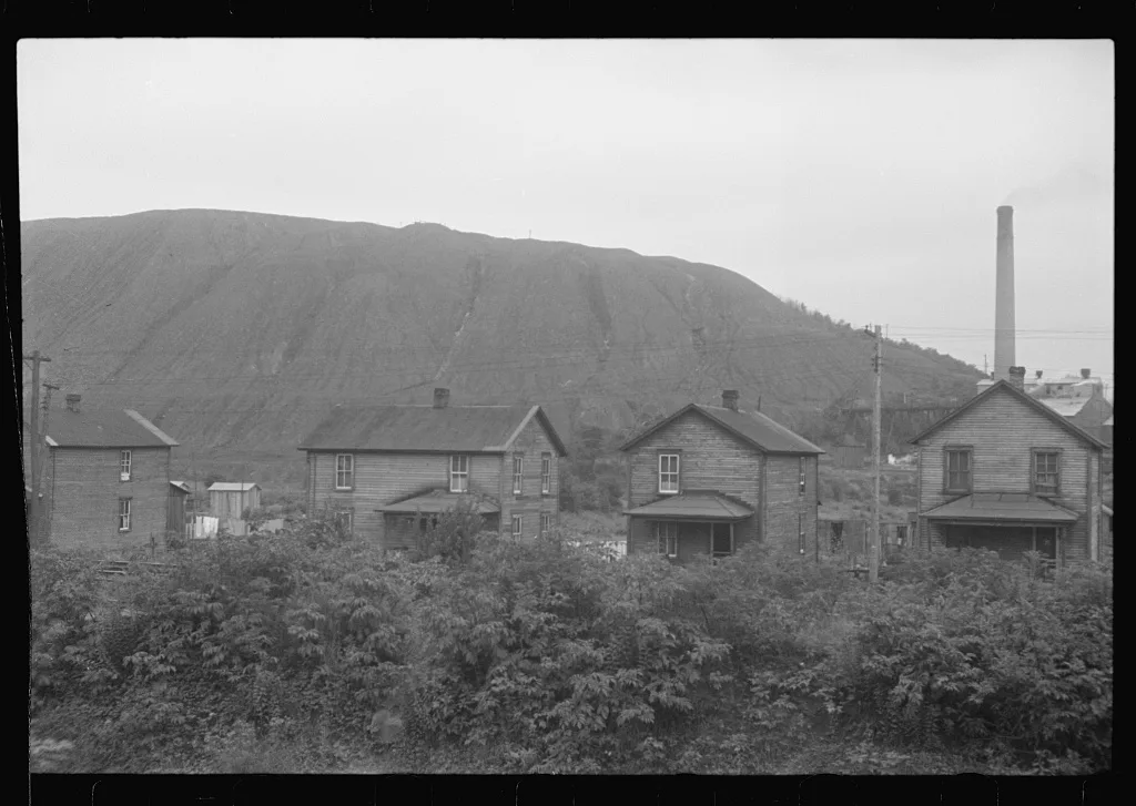 Houses and slagheap, Nanty Glo, Pennsylvania, 1937