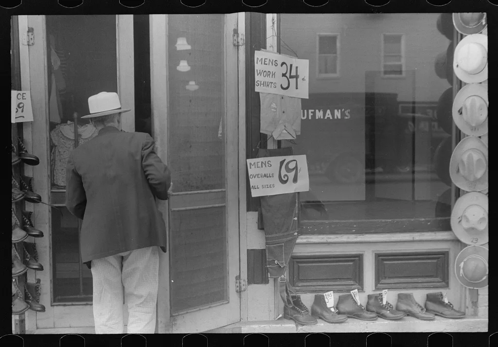 Street scene, Washington Court House, Ohio (see general caption), 1938