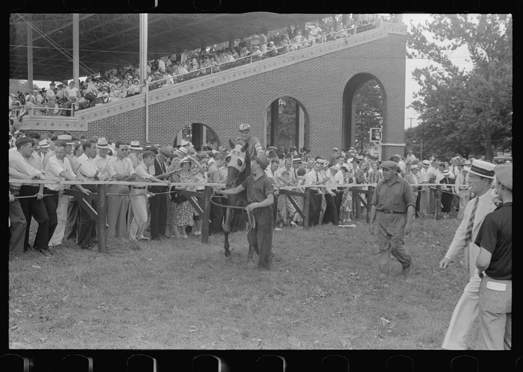 Parading horse before race, Lancaster, Ohio, 1938