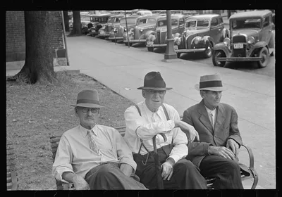 Men sitting on bench in square, Springfield, Ohio, 1938