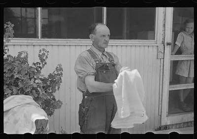 Washing up before dinner, during wheat harvest, central Ohio, 1938