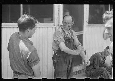 Washing up before dinner during wheat harvest, central Ohio, 1938