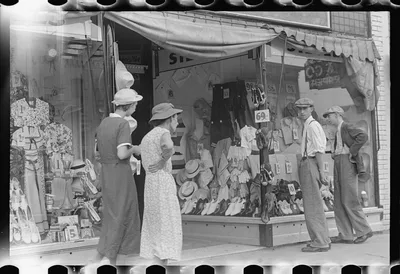 Saturday afternoon in London, Ohio, "the main street", 1938