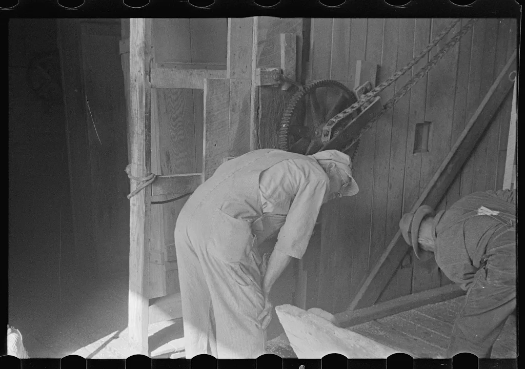 [Untitled photo, possibly related to: Truck repair, Plain City, Ohio], 1938