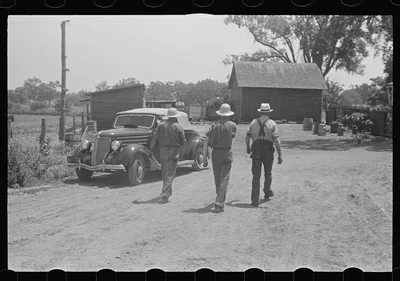 Farmers walking toward house for dinner. Wheat harvest time in…, Ohio, 1938