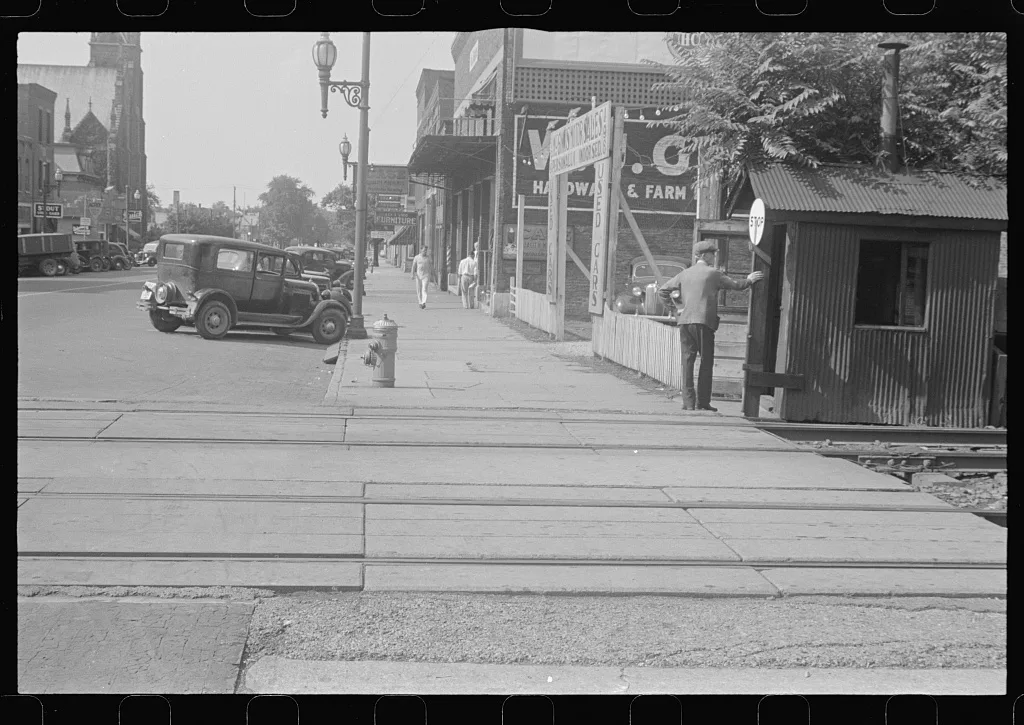 Saturday afternoon in London, Ohio, "the main street", 1938