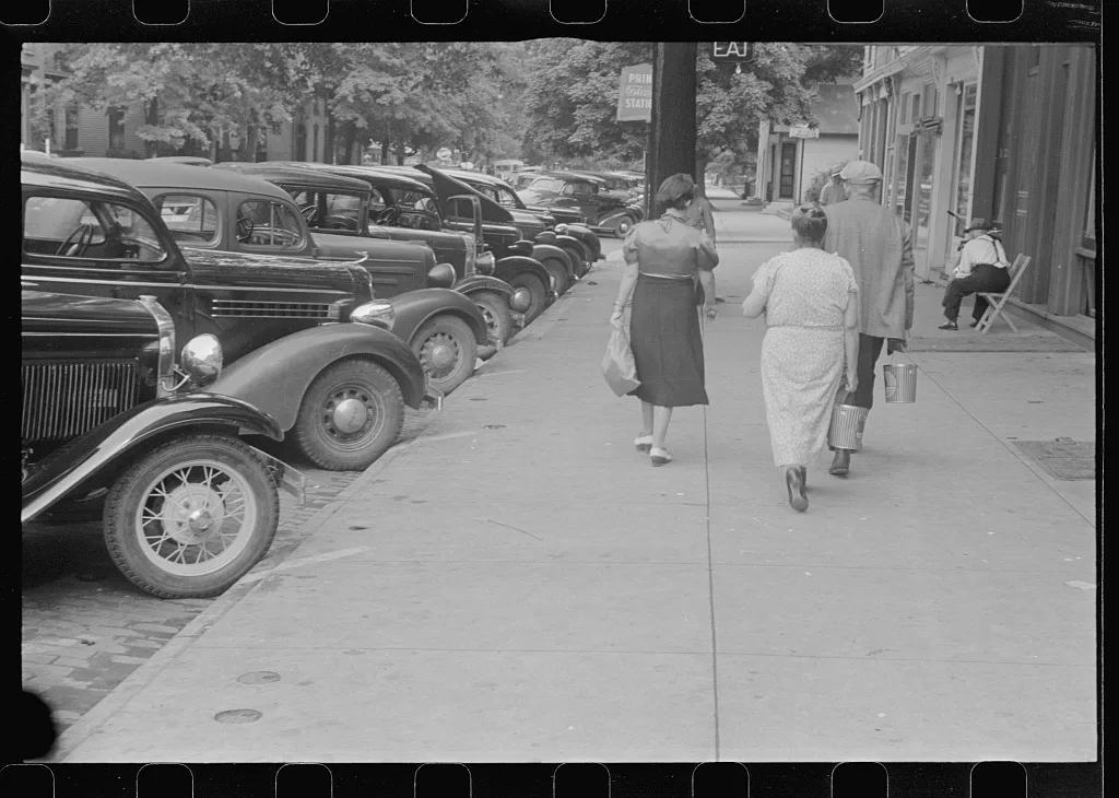 Saturday afternoon in London, Ohio, "the main street", 1938
