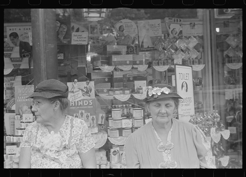 [Untitled photo, possibly related to: Street scene, Circleville, Ohio], 1938