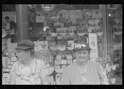 [Untitled photo, possibly related to: Street scene, Circleville, Ohio], 1938