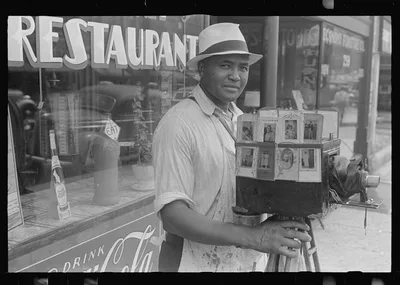 Itinerant photographer in Columbus, Ohio, 1938