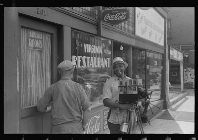 Itinerant photographer in Columbus, Ohio, 1938
