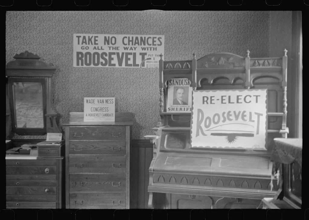 The living room in the home of the Thaxtons, Mechnicsburg, Ohio, 1938