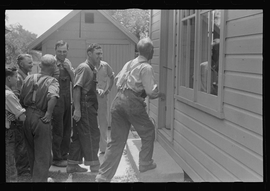 Field hands entering house for dinner during harvest time, central…, Ohio, 1938