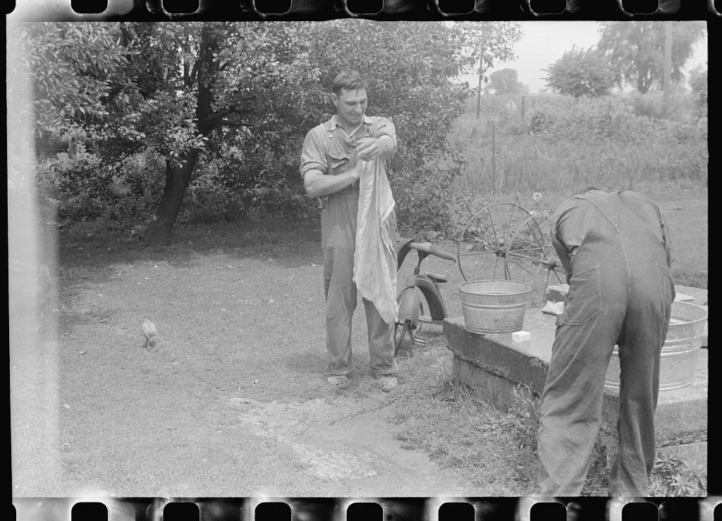 Washing up before dinner during wheat harvest, central Ohio, 1938