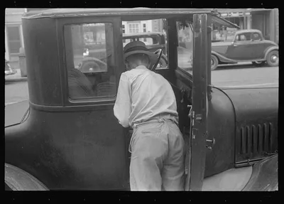 Getting crank out of car to get the motor started, Worthington, Ohio, 1938